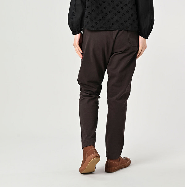 Dekoten 908 Sweat Pants Female Model