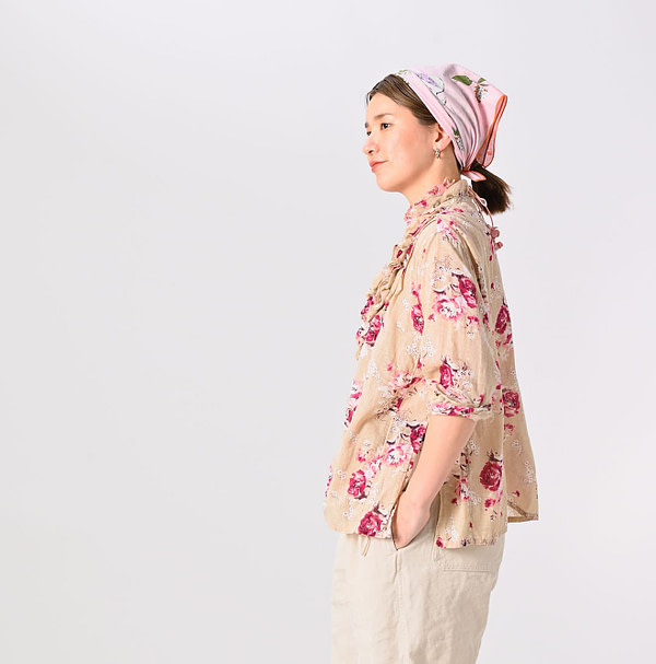 Gauze Rose Print Cache-Coeur Female Model