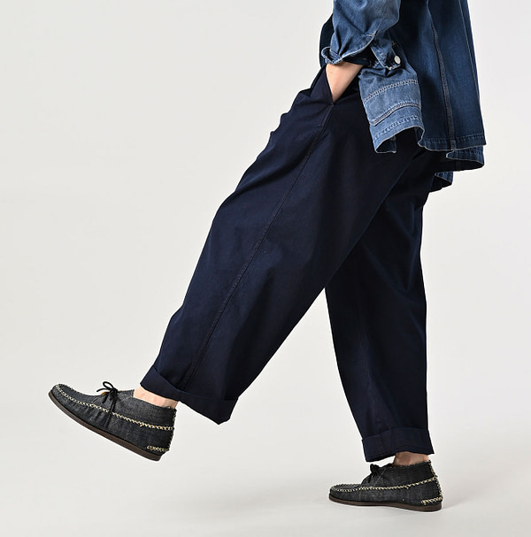 Indigo Thin Gabardine Charlotte Baggy Male Model