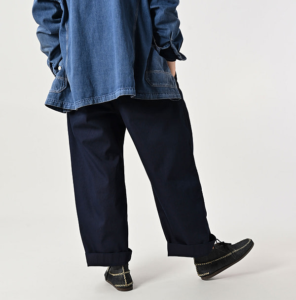 Indigo Thin Gabardine Charlotte Baggy Male Model