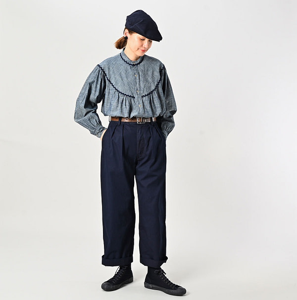 Indigo Thin Gabardine Charlotte Baggy Female Model