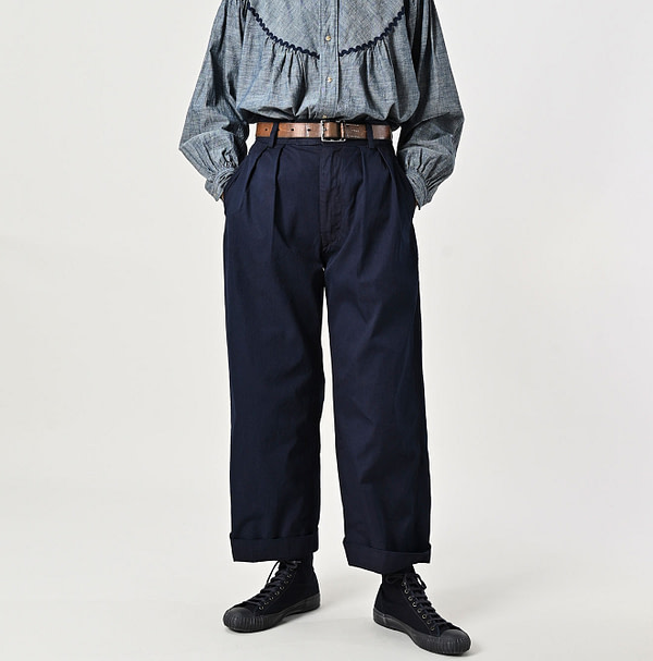 Indigo Thin Gabardine Charlotte Baggy Female Model