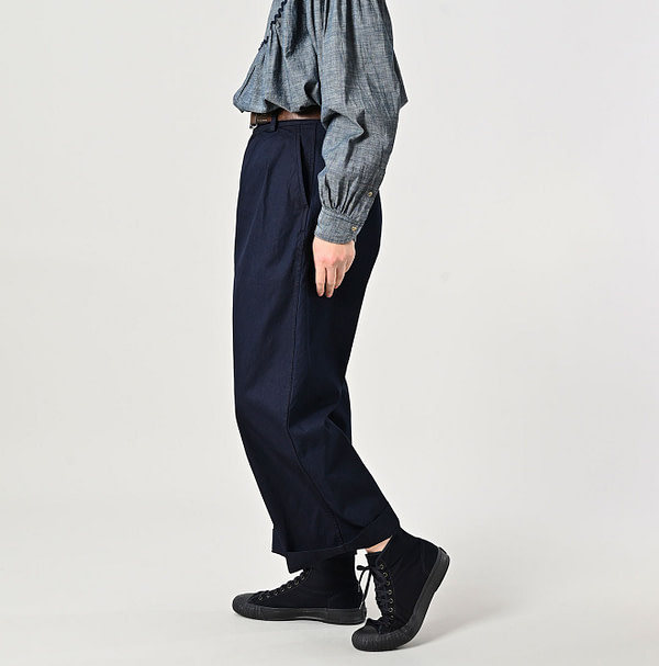 Indigo Thin Gabardine Charlotte Baggy Female Model
