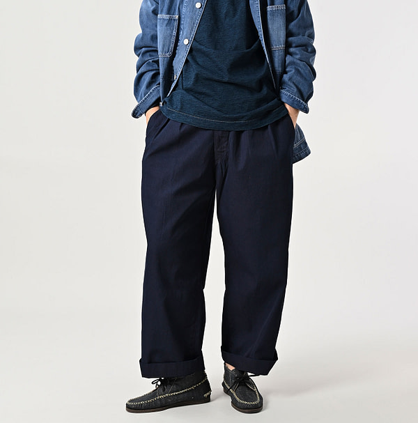 Indigo Thin Gabardine Charlotte Baggy Male Model