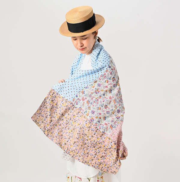 Print Mix Gauze Patchwork Stole with Female Model