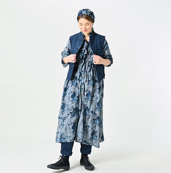 Indigo Linen Duck 908 Hunting Vest Female Model
