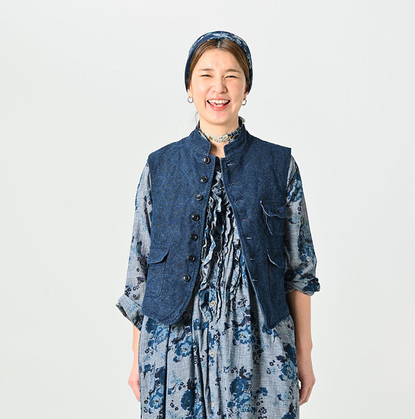 Indigo Linen Duck 908 Hunting Vest Female Model