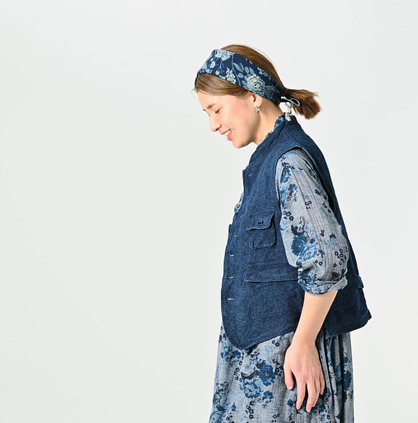 Indigo Linen Duck 908 Hunting Vest Female Model