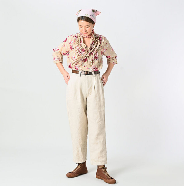 Linen Duck 908 Peg Top Pants Female Model