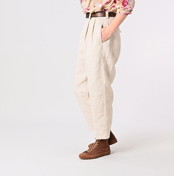 Linen Duck 908 Peg Top Pants Female Model