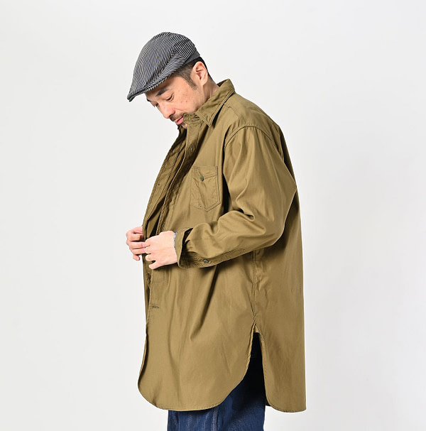 Thin Back Satin 908 Gacha-Pocket Shirt Male Model