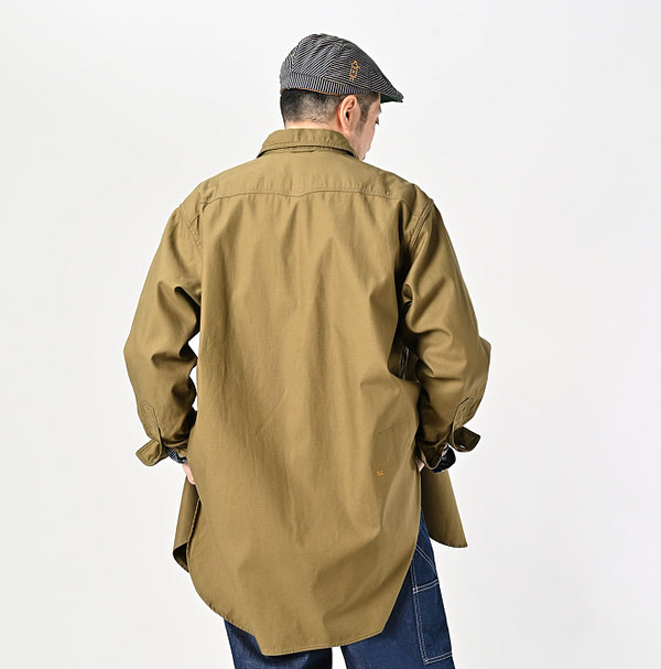 Thin Back Satin 908 Gacha-Pocket Shirt Male Model