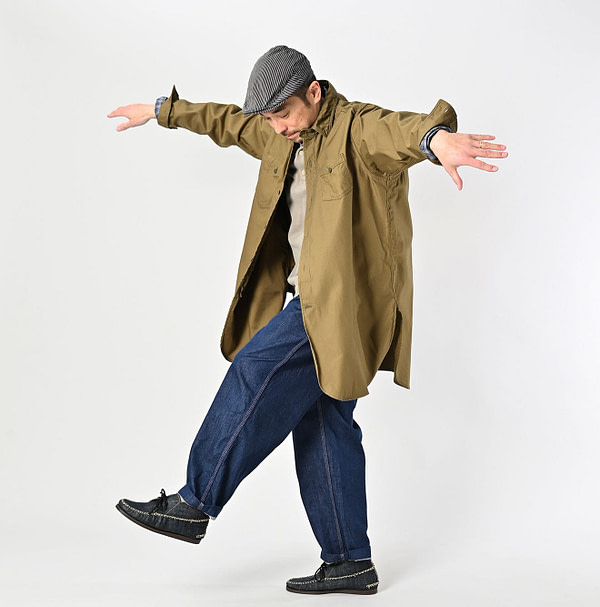 Thin Back Satin 908 Gacha-Pocket Shirt Male Model