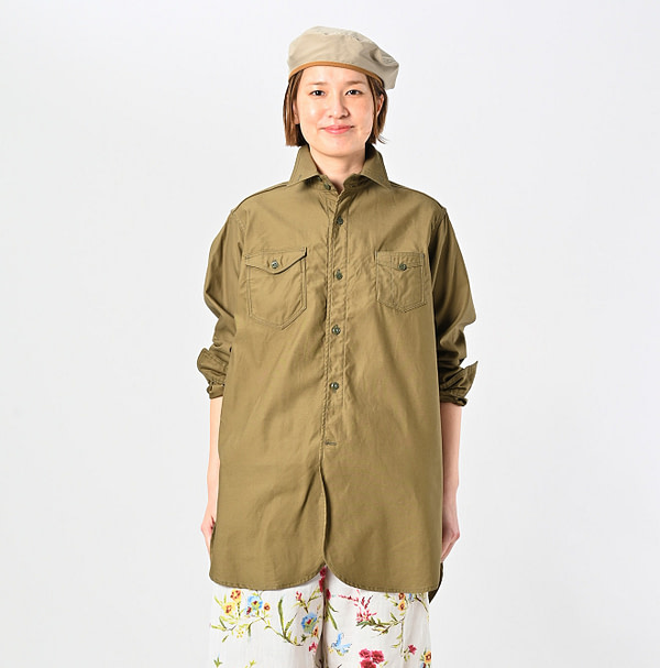 Thin Back Satin 908 Gacha-Pocket Shirt Female Model