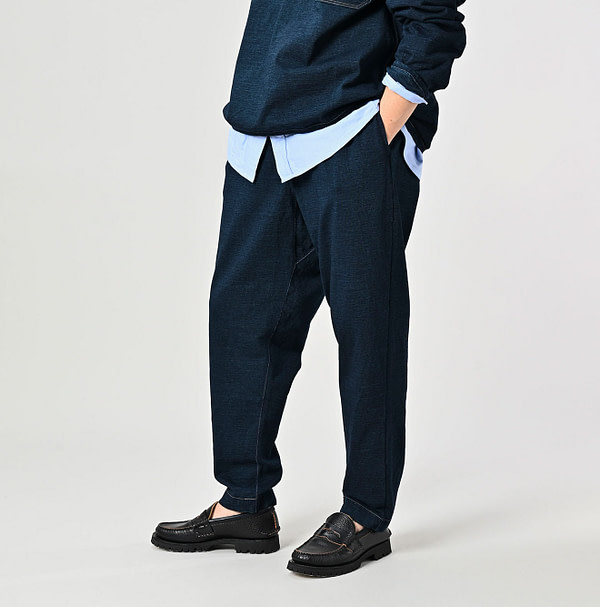 Indigo Dekoboko Tenjiku 908 Sweat Pants Male Model