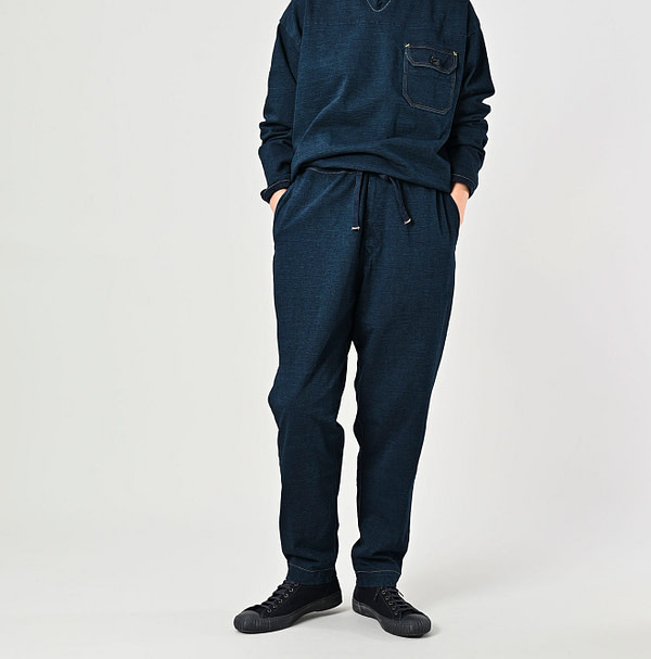 Indigo Dekoboko Tenjiku 908 Sweat Pants Female Model