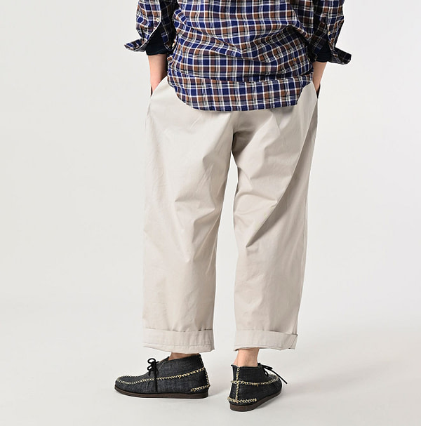 Thin Gabardine Charlotte Baggy Male Model