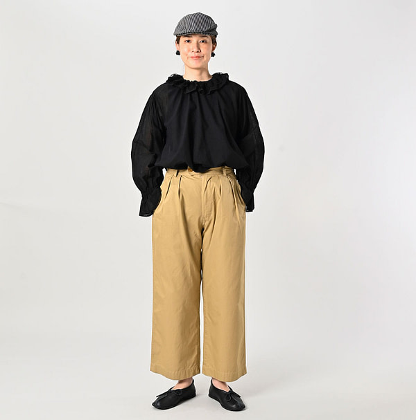 Thin Gabardine Charlotte Baggy Female Model