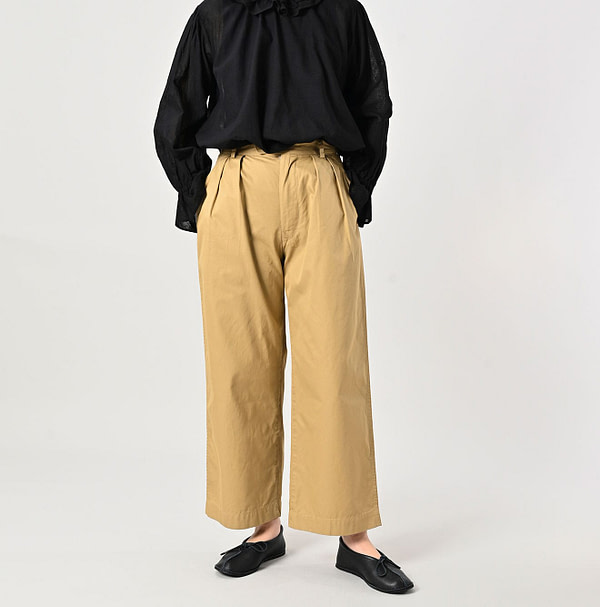 Thin Gabardine Charlotte Baggy Female Model