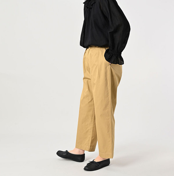Thin Gabardine Charlotte Baggy Female Model