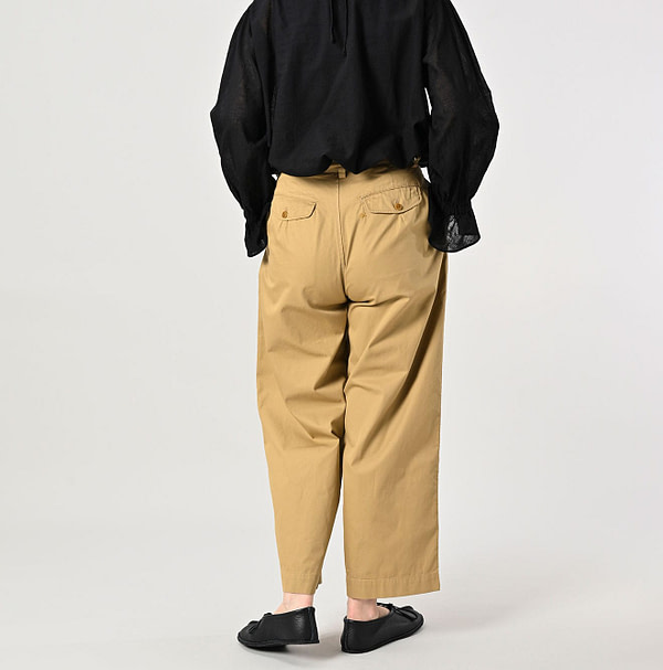 Thin Gabardine Charlotte Baggy Female Model
