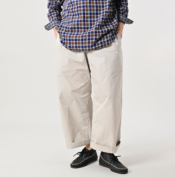 Thin Gabardine Charlotte Baggy Male Model