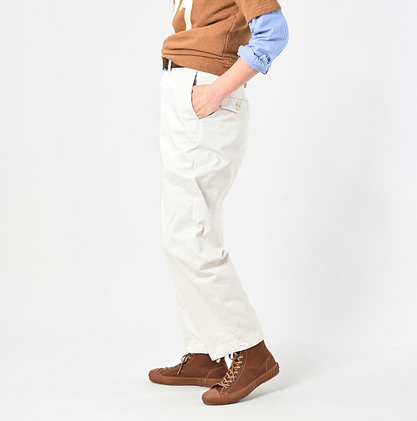 Chino 908 Neem Pants Female Model