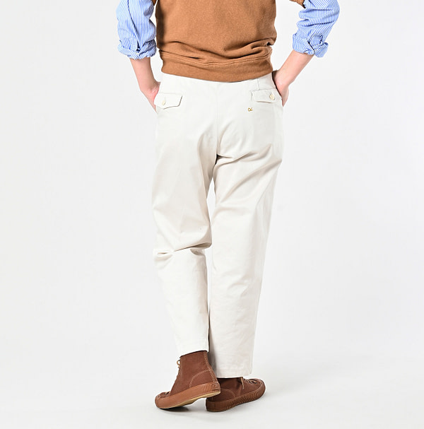Chino 908 Neem Pants Female Model