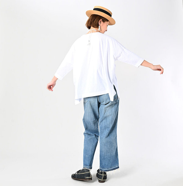 Tenjiku Big Slit T-shirt Female Model