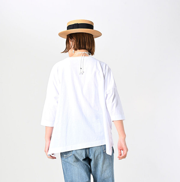 Tenjiku Big Slit T-shirt Female Model