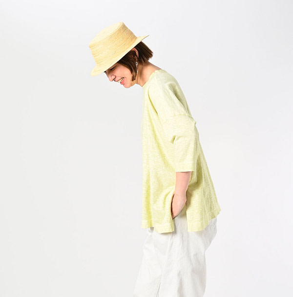 Plant Dyed Tenjiku Big Slit T-shirt Female Model