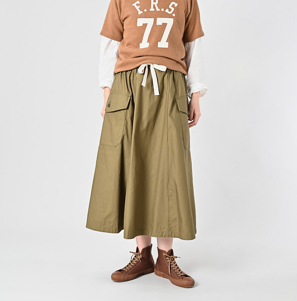 Thin Back Satin Tent Skirt Female Model