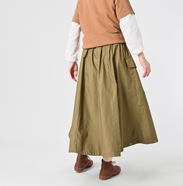 Thin Back Satin Tent Skirt Female Model