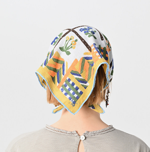 Aya Fleur Chambre Print Bandana Female Model