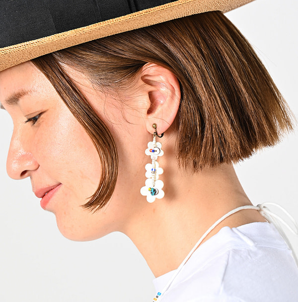 Shell de Fleur Earrings Female Model