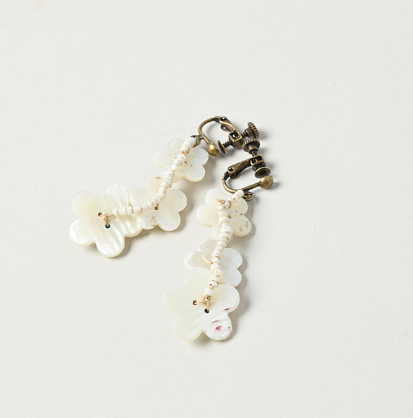 Shell de Fleur Earrings Detail