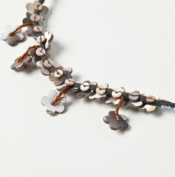 Brown Shell de Fleur Choker Detail