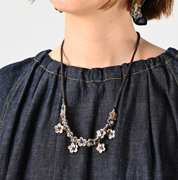 Brown Shell de Fleur Choker Female Model