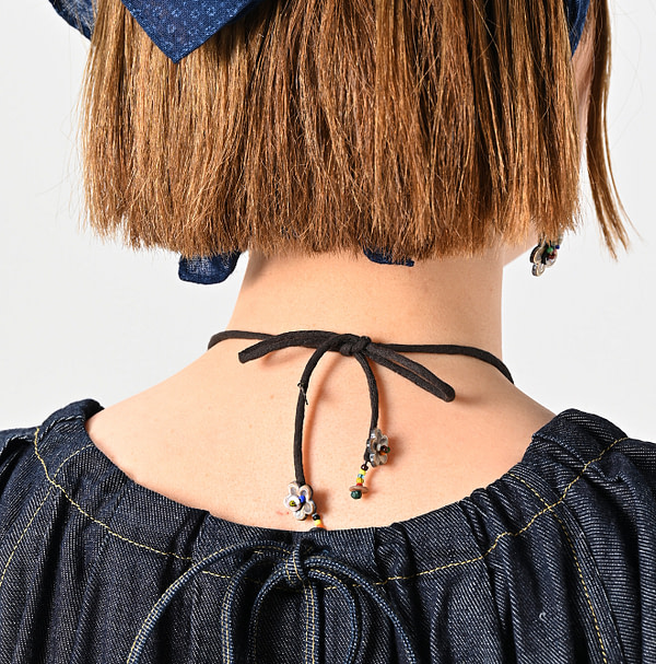 Brown Shell de Fleur Choker Female Model