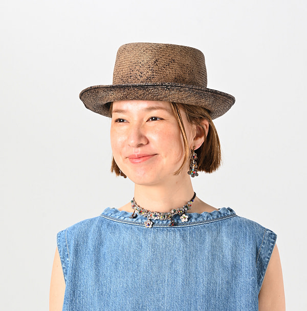 Brown Shell de Fleur Choker Female Model