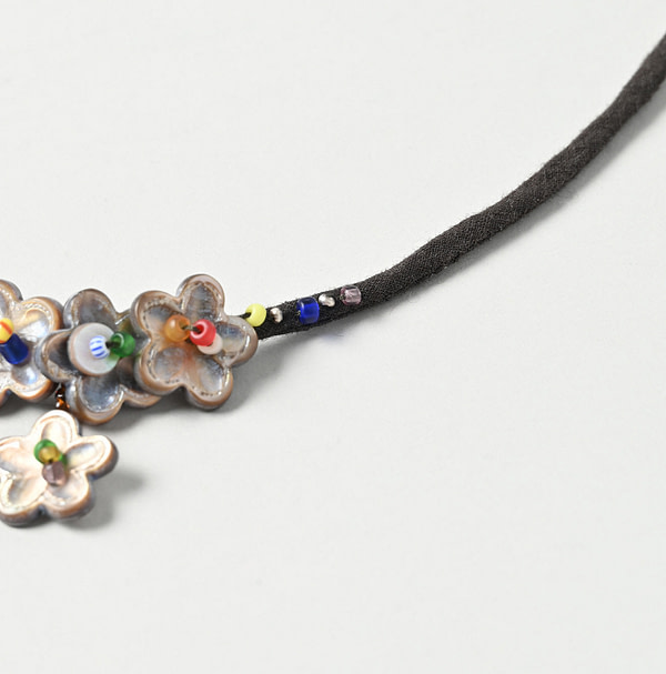Brown Shell de Fleur Choker Detail