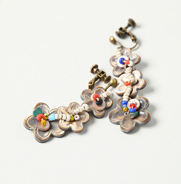 Brown Shell de Fleur Earrings Detail