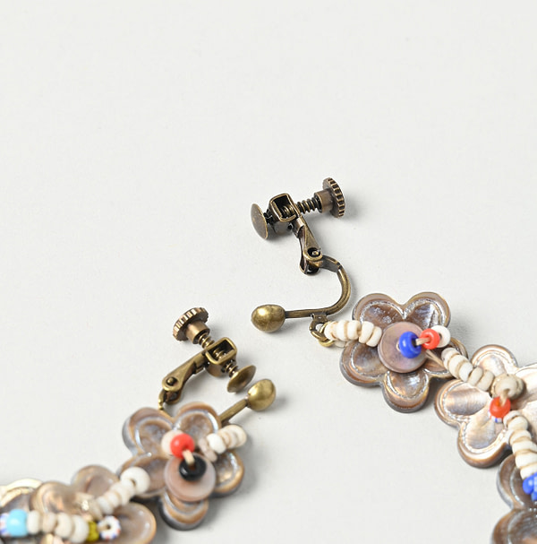 Brown Shell de Fleur Earrings Detail