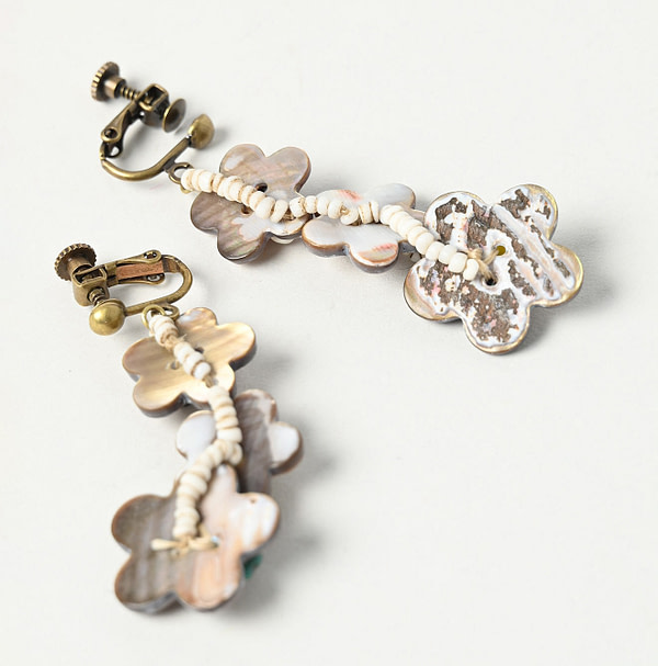 Brown Shell de Fleur Earrings Detail