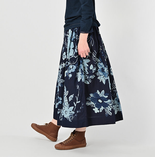 Anemone Bird Print Gather Skirt Female Model