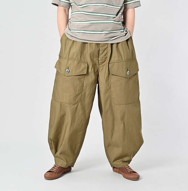 Thin Back Satin 908 Tent Pants Male Model
