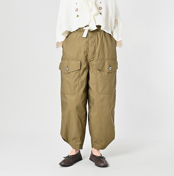 Thin Back Satin 908 Tent Pants Female Model