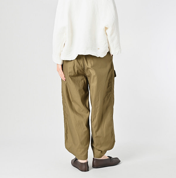 Thin Back Satin 908 Tent Pants Female Model