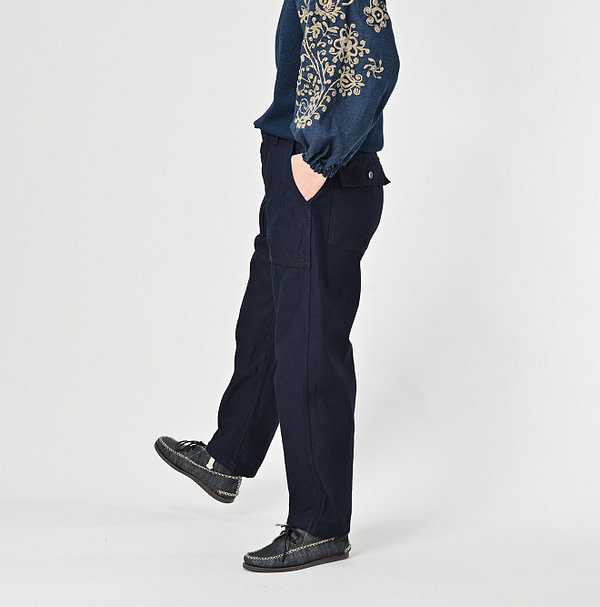 Indigo Thin Back Satin 908 Baker Pants Female Model