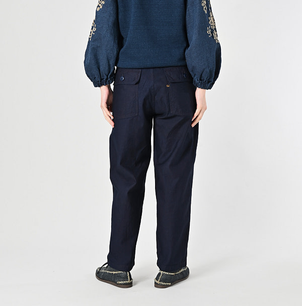 Indigo Thin Back Satin 908 Baker Pants Female Model